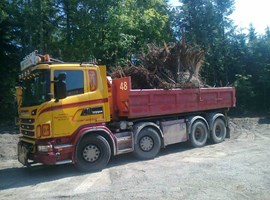 8,2 ton tung trærod køres bort